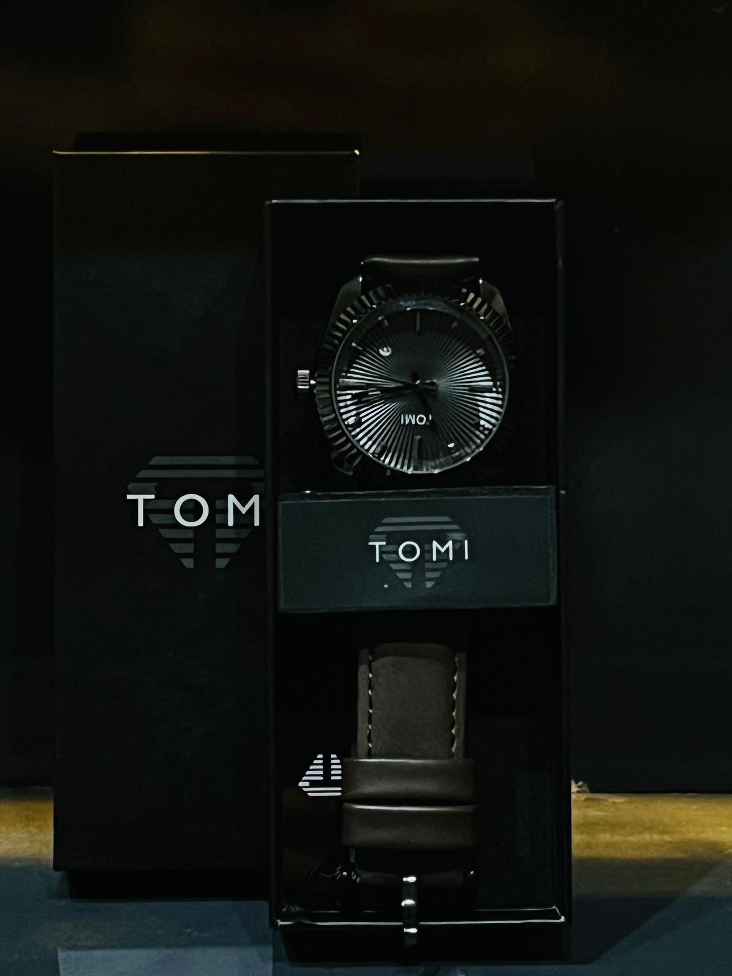 Tomi Men's Leather Strap Watch – Classic Luxury Timepiece